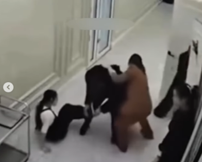 Qonaqtar daiashynyń aiaq kiimin qinap sheship alǵan oqiǵa jelide shý boldy